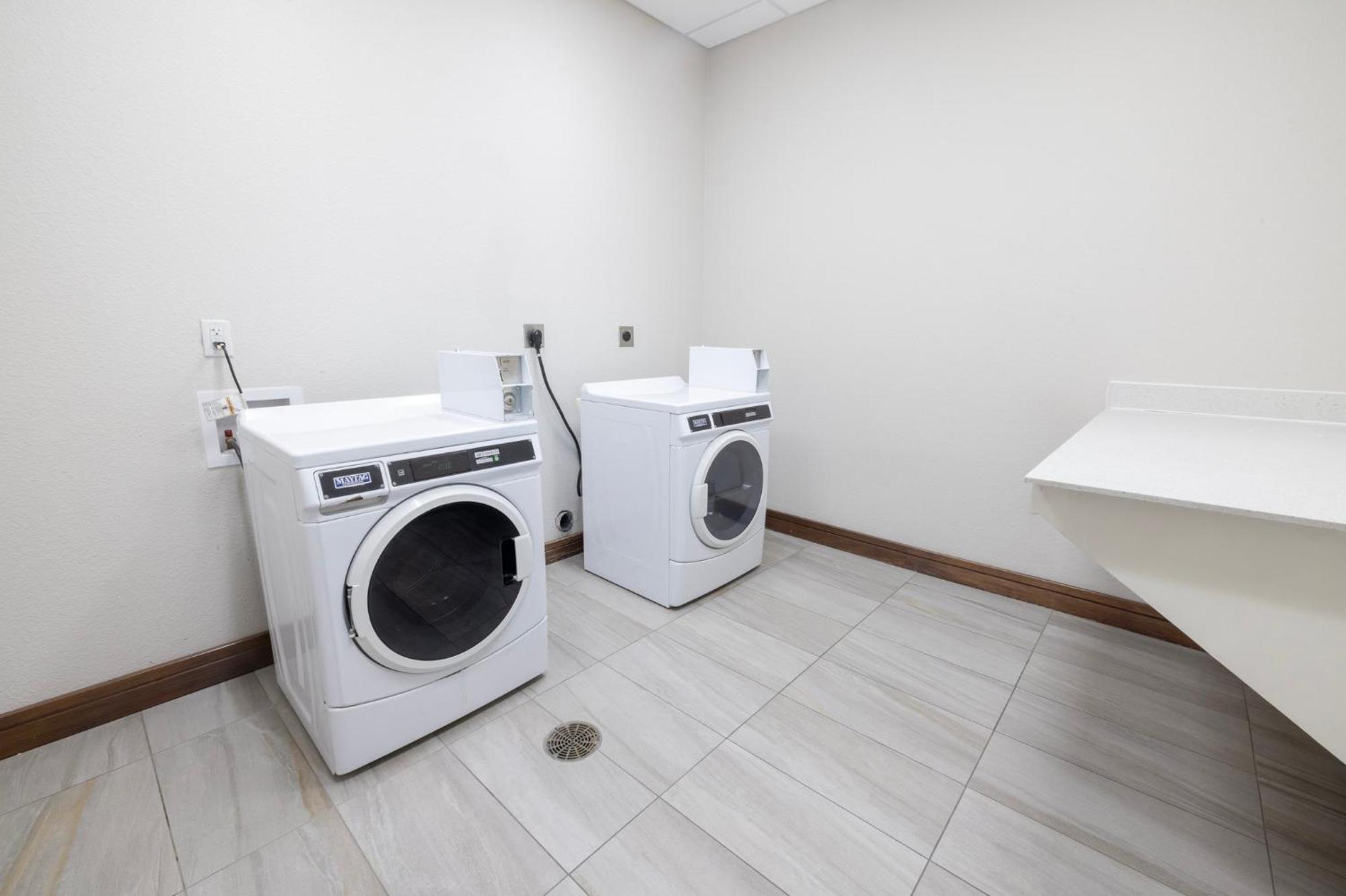 גארלנד Holiday Inn Express & Suites Dallas Ne Arboretum מראה חיצוני תמונה