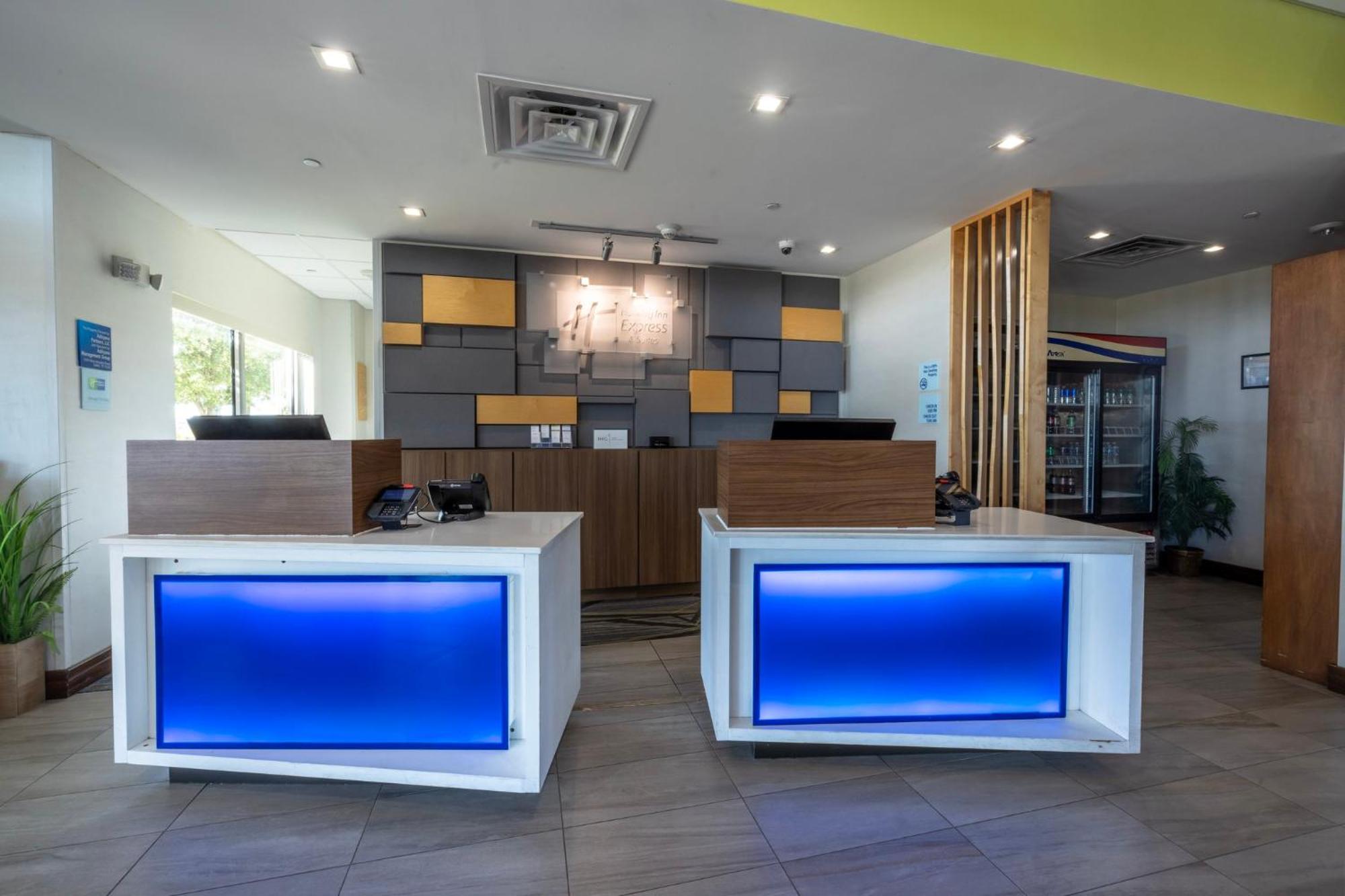 גארלנד Holiday Inn Express & Suites Dallas Ne Arboretum מראה חיצוני תמונה