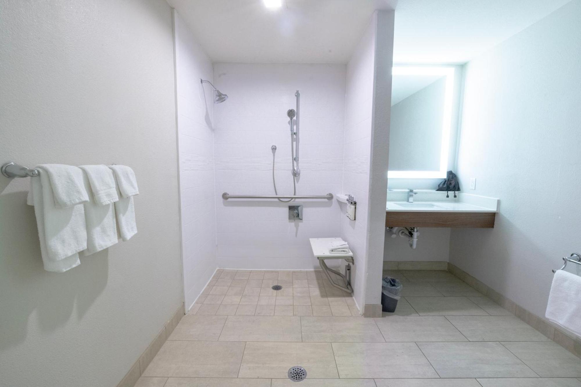 גארלנד Holiday Inn Express & Suites Dallas Ne Arboretum מראה חיצוני תמונה